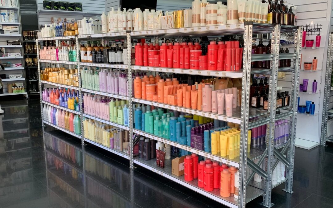 Allestimento di un negozio di articoli per parrucchieri e beauty