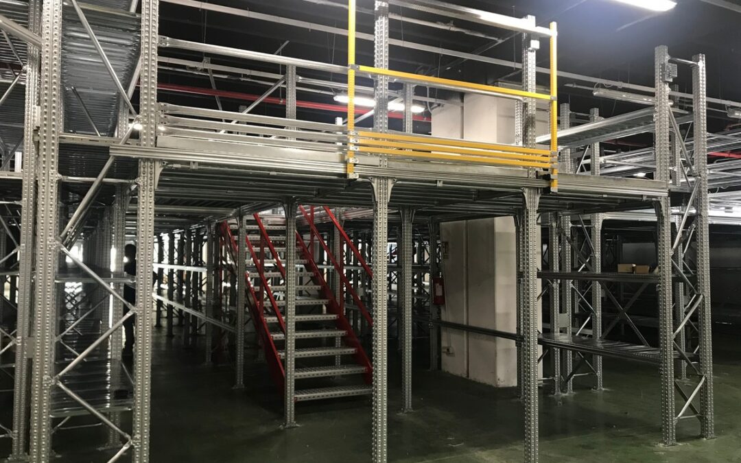 Realizzazione di scaffalatura portapiani con stoccaggio medio-pesante servita da passerelle
