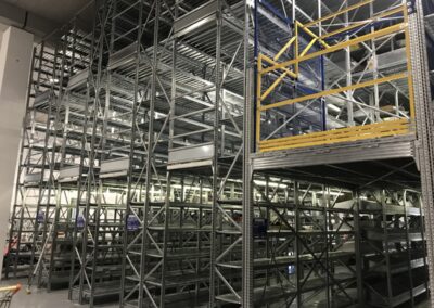 Costruzione magazzino con scaffalature e cancello basculante